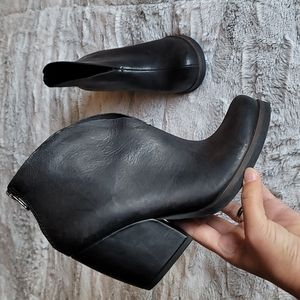 Korks V Ankle Black Leather Booties Size 6.5